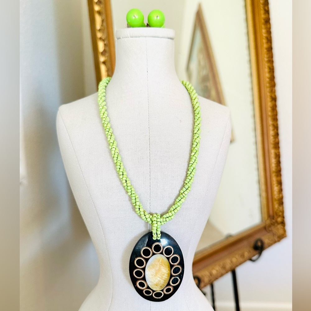 Retro Vintage Green Peruvian Shell Necklace & Earrings